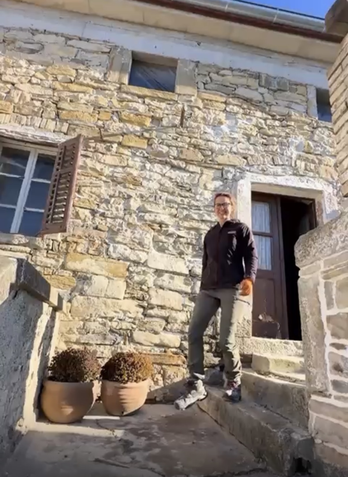 Tina am neuen Haus Rettung für mutterlose Kitten – Spezialnahrung und Aufzuchtmilch durch die Lichtblick-Patenschaft von DOMA Istria cat rescue e.V.